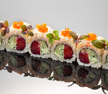 Ролл с трюфельным крабом, лососем и зеленым сыром