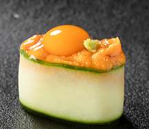 Суши в огурце с икрой ежа и желтком