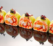 Сашими ролл с крабом, креветкой и сыром