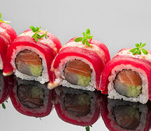 Ролл с тунцом, лососем и дорадо