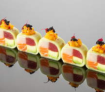 Сашими ролл с тунцом, лососем, дорадо и авокадо