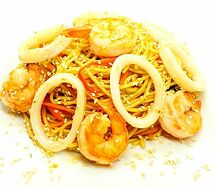 Яичная лапша с овощами и морепродуктами