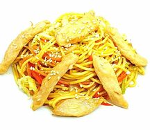 Яичная лапша с овощами и курицей