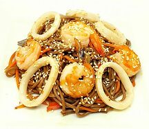 Гречневая лапша с овощами и морепродуктами