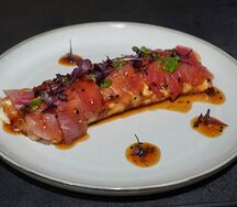 Омлет с тунцом под соусом BBQ