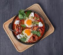 Шакшука с креветками из печи
