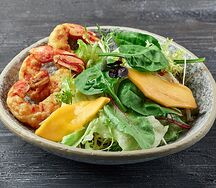 Салат манго с лангустинами с соусом маракуйя