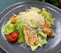 Салат Цезарь с курицей