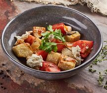 Салат с хрустящими баклажанами, томатами и сливочным сыром