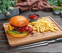 Бургер с говядиной и вишневым соусом