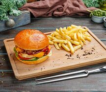 Бургер с курицей и картофелем фри