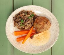 Утиная ножка с гречкой, грибами и луковой эспумой