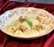 Паста с лисичками и креветками