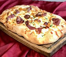 Пицца с лисичками и утиной грудкой