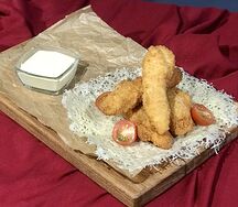 Куриные стрипсы с сырным соусом