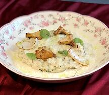 Зеленное ризотто с лисичками и кальмаром