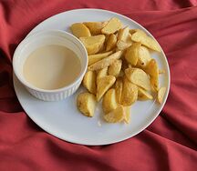 Картофельные дольки с сырным соусом