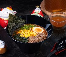 Пряный рамен с кунжутом и говяжьим фаршем 