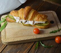 Круассан с индейкой и грибным соусом