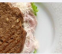 Сэндвич с ветчиной, сыром и грибным соусом