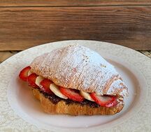 Круассан с бананом и клубникой