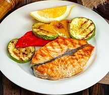 Стейк из лосося на гриле с овощами