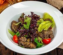 Теплый салат с куриной печенью
