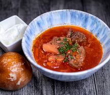 Борщ из говядины со сметаной