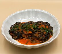 Черные спагетти с крабом