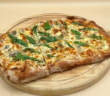 Римская пицца с грушей и горгонзолой