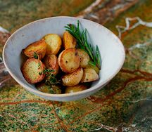 Мини-картофель с ароматными травами