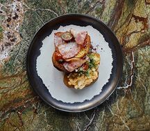 Бриошь с беконом, скрэмблом и томатным джемом