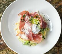Тальятелле с пармой и яйцом пашот