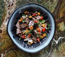 Салат с утиной грудкой и кремом из инжира