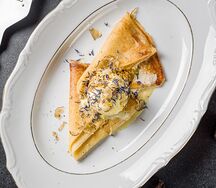 Блины с ванильным мороженым и черным трюфелем