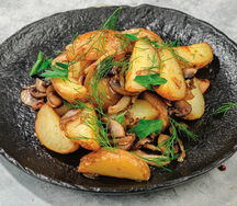 Жареный картофель с луком и грибами