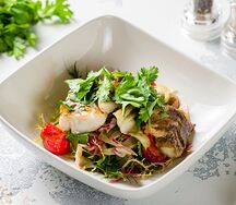 Теплый салат с треской и овощами