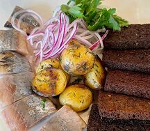 Залом с бородинскими гренками и обжаренным бейби картофелем