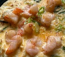 Омлет с креветками и луком