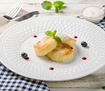 Воздушные сырники с вишневым соусом и сметаной