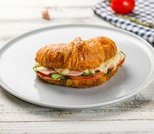 Круассан-сэндвич с ветчиной и сыром