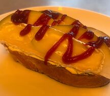 Брускетта с грушей и сыром бри