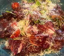 Салат с куриной печенью и вишней