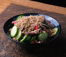 Салат из свежих овощей с орехами