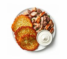 Драники на тарелке Мясное ассорти