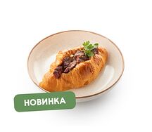 Круассан с брискетом