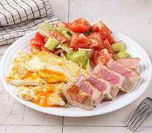 Тунец с яичницей и овощами
