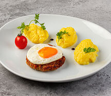 Биточек мясной с яйцом и гарниром на выбор