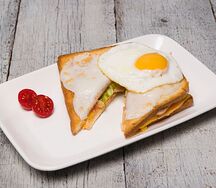 Сэндвич с яйцом ветчиной и сыром