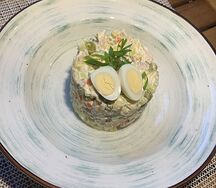 Салат оливье с курицей